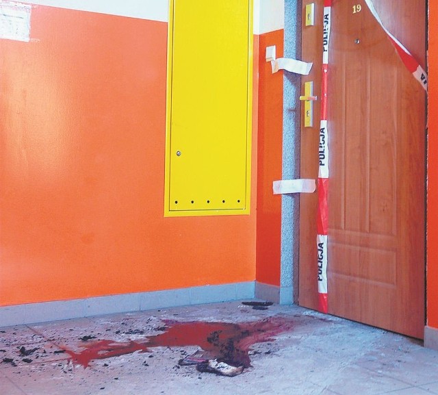 Ślady krwi ofiary przed mieszkaniem, w którym doszło do zbrodni