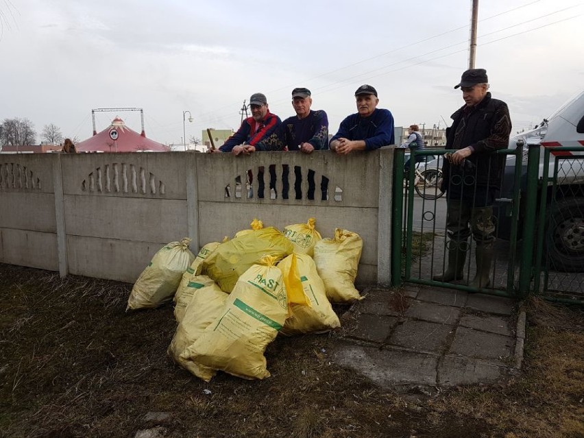 11 worków śmieci zebrano podczas akcji sprzątania jeziora w Gołańczy 