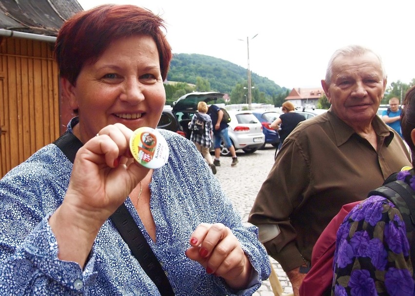 Odkryj Beskid Wyspowy. Pokonali „zielonego wieloryba”. Nie tylko „Sami swoi” na Kostrzy [ZDJĘCIA]