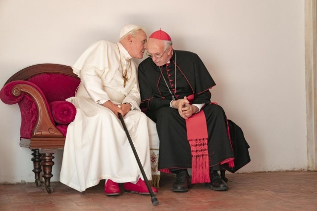 To opowieść o spotkaniu, które odmieniło oblicze Kościoła Katolickiego. Chodzi o spotkanie papieża Benedykta z nadchodzącym papieżem Franciszkiem. Papież Benedykt namawiał Franciszka do tego, by kandydował na to stanowisko watykańskie. 

- To spotkanie dwóch zupełnie odmiennych ludzi. Nie chodzi nawet o to, że to dwóch papieży, tylko o to, że pochodzą oni z zupełnie różnych środowisk - mówi Urszula Śniegowska. 

Film jest oparty na faktach. W rolach głównych: nagrodzony Oscarem Anthony Hopkins jako Benedykt XVI i wyróżniony w Cannes Jonathan Pryce jako kardynał Bergoglio, przyszły papież Franciszek.