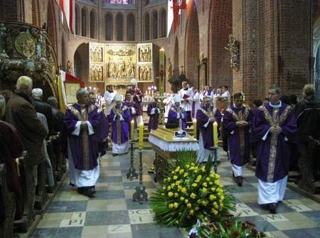 Mszę św. pogrzebową w Katedrze poznańskiej celebrował abp Stanisław Gądecki, a homilię wygłosił bp Marek Jędraszewski. (fot. W. Wylegalski)