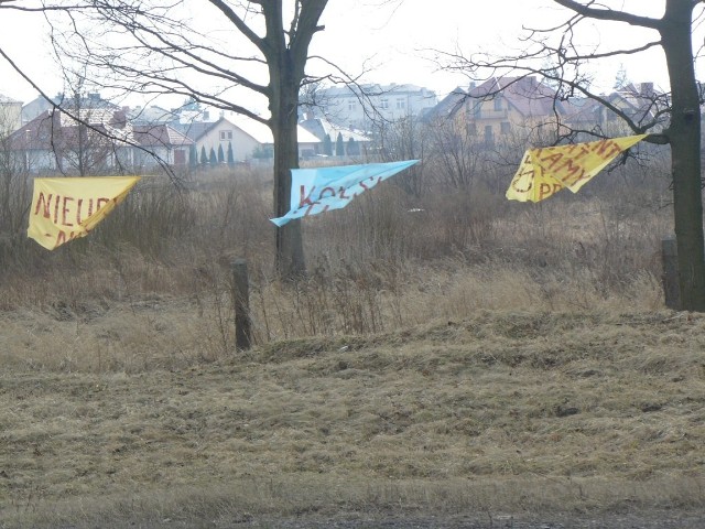 Właściciele terenów przy Brzeźnickiej wywiesili kolejne transparenty