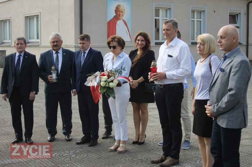 Minister Marlena Maląg złożyła kwiaty pod Pomnikiem Smoleńskim w Krotoszynie [ZDJĘCIA]                                     