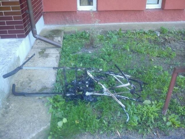 Tyle zostało z dziecięcego wózka, który ktoś podpalił na klatce schodowej w jednym z bloków przy ul. Czackiego w Bydgoszczy.