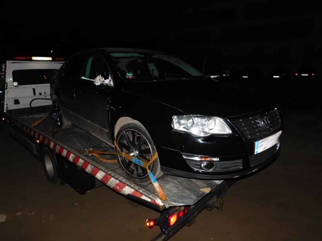 Do poważnego potrącenia doszło w poniedziałek, 26 listopada, na rondzie Bandurskiego w Zielonej Górze. Sprawca uciekł. Zielonogórscy policjanci szybko odnaleźli samochód. Kierowca także został zatrzymany. 

Do zdarzenia doszło wieczorem. Rozpędzony kierowca volkswagena passata z dużą siłą potrącił kobietę. Piesza upadła daleko od pasów. Straciła przytomność. Policja natychmiast zaczęła poszukiwania sprawcy wypadku. Samochód został znaleziony na parkingu przy ul. Wyspiańskiego. Został tam porzucony przez sprawcę. Volkswagen passat ma widoczne uszkodzenia powstałe podczas potrącenia pieszej. Pojazd był zamknięty, dlatego policjanci musieli wybić szyby, żeby wpuścić do samochodu psa tropiącego oraz zabezpieczyć wszelkie możliwe ślady. Kierowca passata uciekł i ukrył się przed policją. W nocy trwały jego poszukiwania, które zakończyły się zatrzymaniem kierowcy. Dziś odbędą się przesłuchania.

Zielona Góra. Pieszy na przejściu dla pieszych. Pirat drogowy.. WIDEO:
