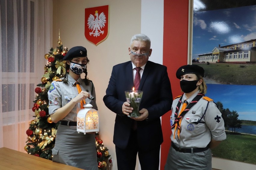 Betlejemskie Światełko Pokoju w urzędzie gminy Cewice