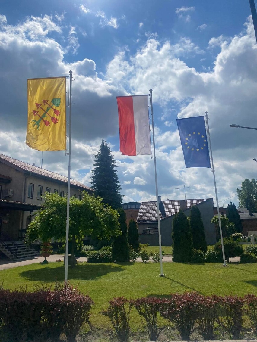 Przed Urzędem Gminy w Czempiniu wyeksponowana została Flaga...