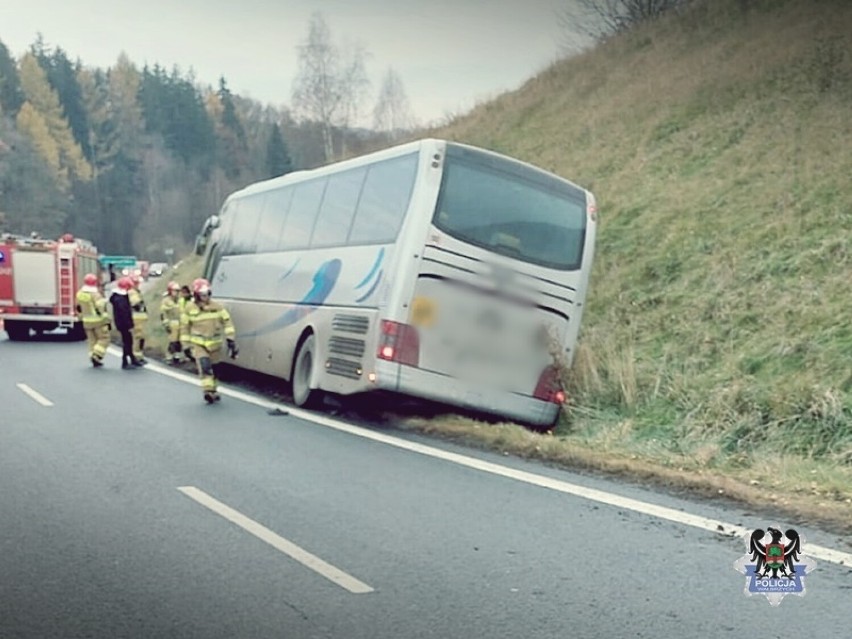 Autobus z dziećmi wypadł z drogi! Akcja ratunkowa pod Wałbrzychem - zobaczcie zdjęcia