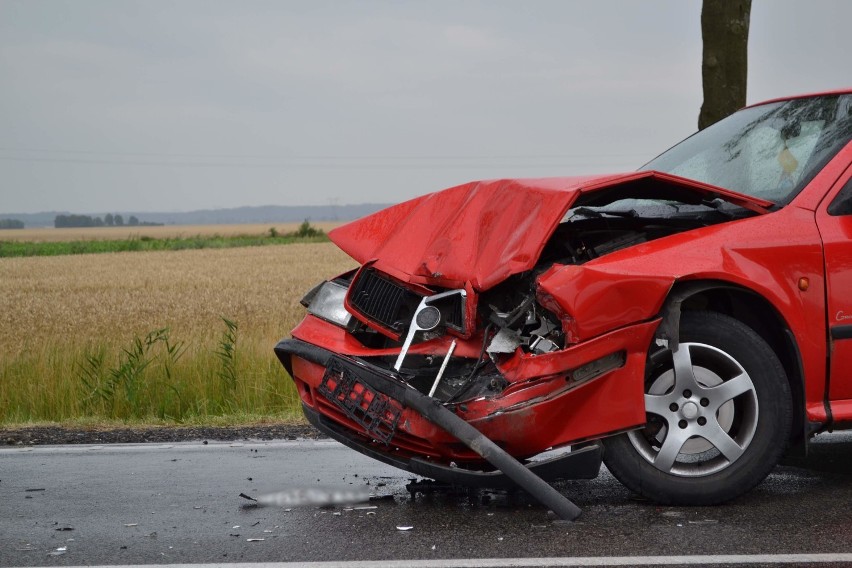 Jedna osoba w szpitalu po zderzeniu na DK 22 [ZDJĘCIA]. Skoda wjechała w volkswagena