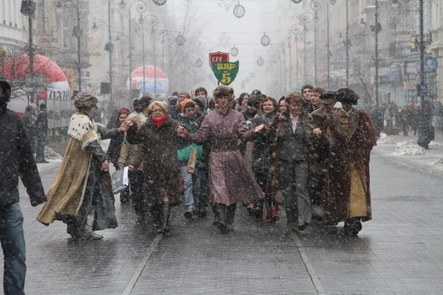 W piątek łódzcy maturzyści zatańczyli poloneza na Piotrkowskiej.