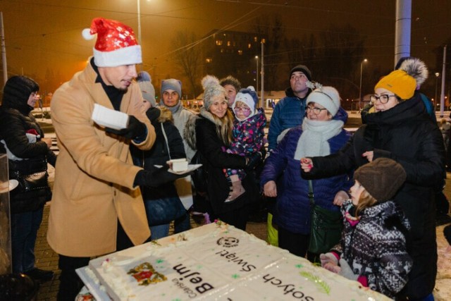 Ciasto sygnowane imieniem i nazwiskiem radnego PO