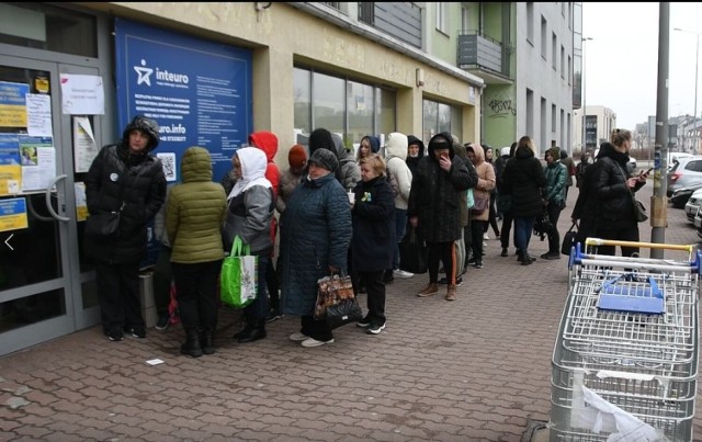 Uchodźcy z Ukrainy stoją godzinami w kolejce na ulicy po żywność  i inną pomoc w punkcie przy ulicy Paderewskiego 49/51 w Kielcach.