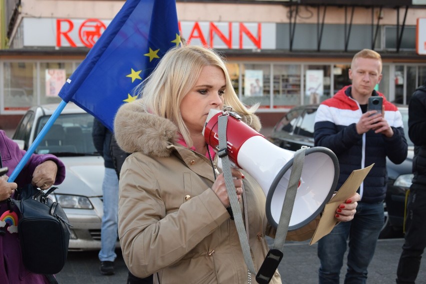 Wieluńska demonstracja po wyroku TK w sprawie prawa unijnego i przeciw rządom PiS zakończona odśpiewaniem hymnu ZDJĘCIA, FILMY