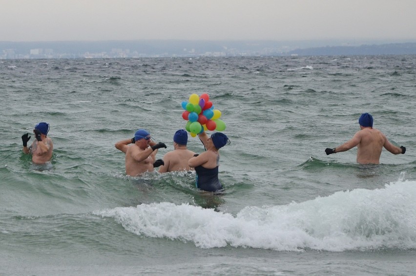 Mała Plaża, Hel: Helskie Morsy Cold Water i pomikołajkowa kąpiel w Zatoce Gdańskiej