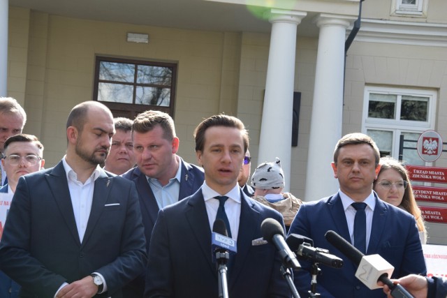 Wicemarszałek Sejmu Krzysztof Bosak jest w Zduńskiej Woli. Lider Konfederacji przyjechał do naszego miasta dzisiaj, 4 kwietnia  w ramach wyborczej kampanii samorządowej.