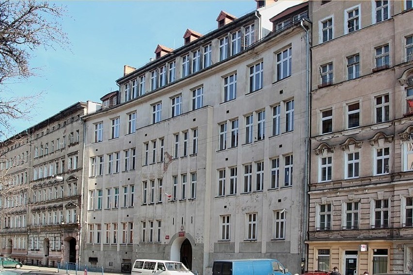 Budynek powstał w 1909–1910. Przed wojną mieściła się w nim...