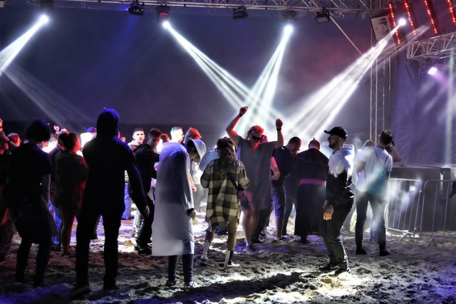 Miłośnicy techno bawili się na Pustyni Błędowskiej całą noc z soboty na niedzielę
