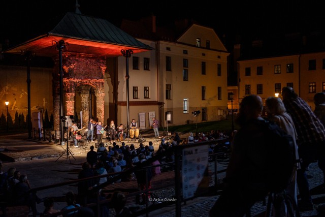 Klimatyczny wieczór pod bimą w Tarnowie z koncertem muzyki żydowskiej i przedstawieniem