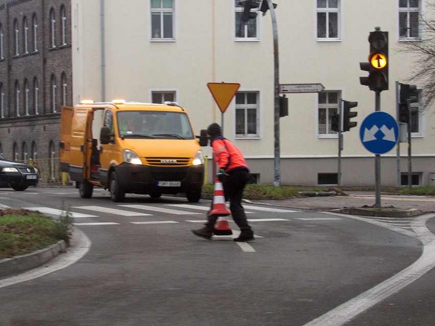 Plac Ducha Świętego w Stargardzie: wjechał audi A6 w słup sygnalizacji i go przewrócił ZDJĘCIA