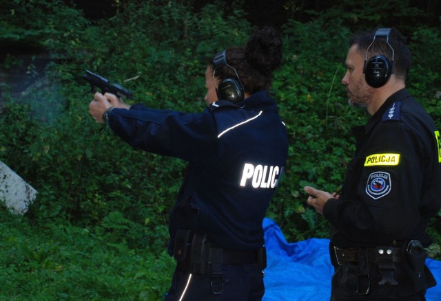 Policjanci z KPP w Bytowie zdawali egzaminy ze strzelania