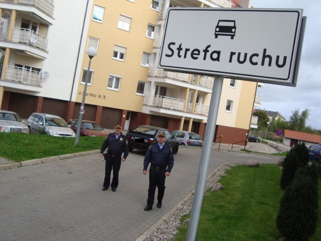 Strażnicy Władysław Sołtys i Piotr Michalski do tej pory na osiedlach nie mogli karać autodrani. Strefa ruchu to zmieniła.