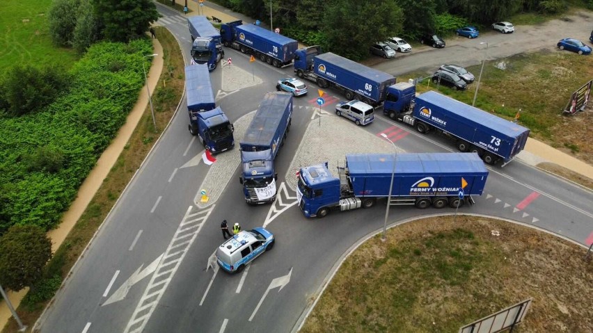 Pojazdy ciężarowe zablokowały przejazd przez skrzyżowanie w Kołobrzegu [ZDJĘCIA]