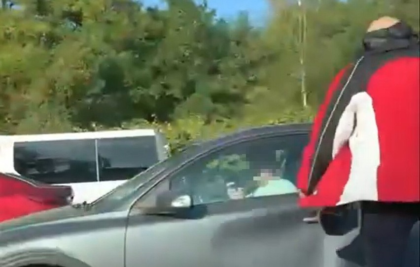 Furiat na DTŚ w Katowicach! Agresywny kierowca bił pięściami i kopał cudze auto. Naganie podbija internet - zobacz WIDEO