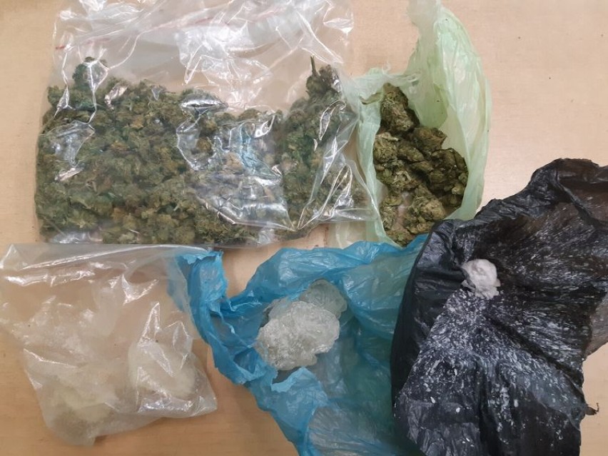 Dzierżoniowscy kryminalni jednego dnia przejęli ponad 215 gramów narkotyków