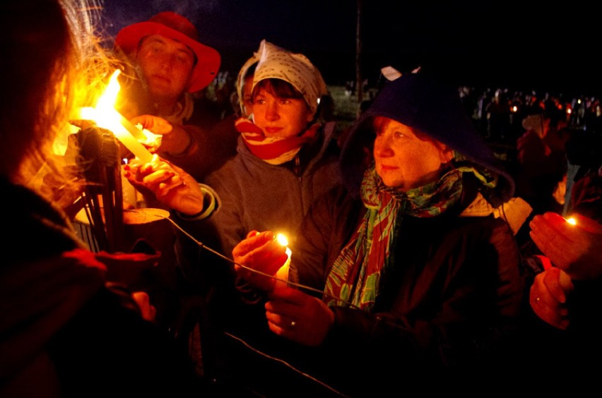 Lednica 2012: Ogień z Łagiewnik rozpalił Pola Lednickie (zdjęcia)