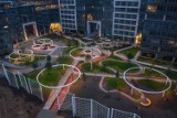 W Warszawie powstał nowy park z pagórkami pokrytymi roślinnością. Zastąpił ogromny betonowy plac przed biurowcem 