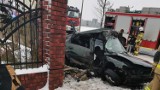 Tragedia na Mazowszu. Wypadek samochodowy na DK50. Kierowca auta uderzył w bramę posesji. Pasażer zginął na miejscu