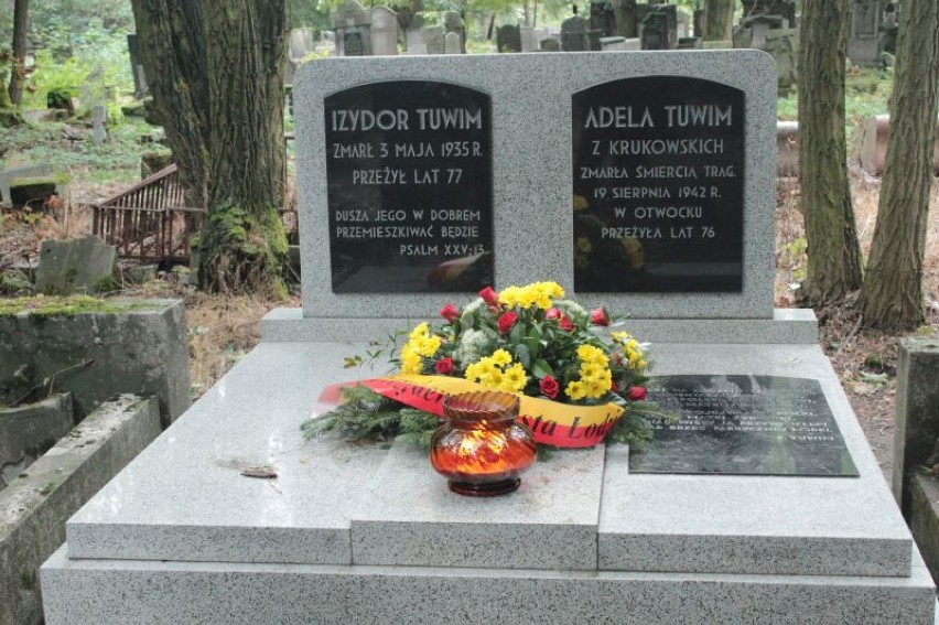 3 września zaprezentowano odnowiony grób rodziców Juliana Tuwima.