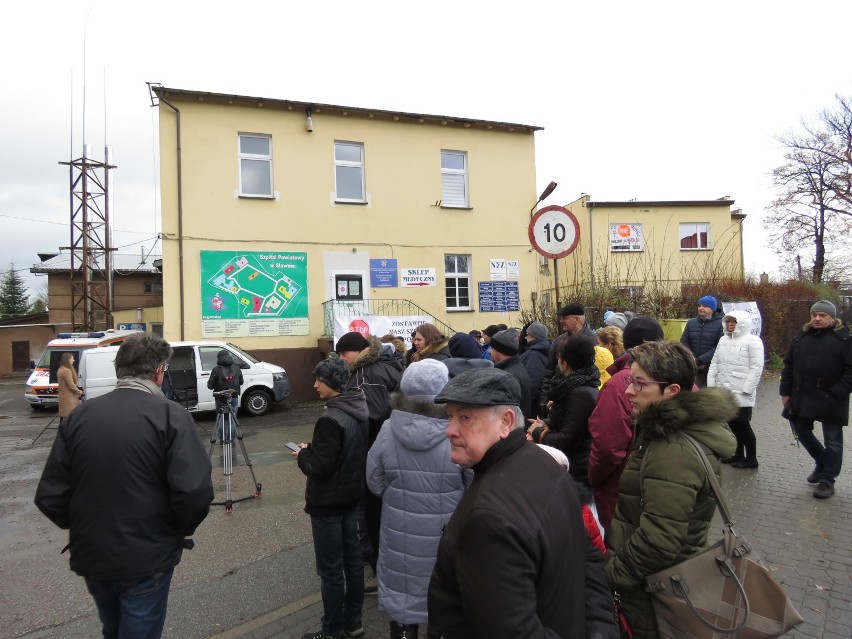 "Połączenie to zniszczenie". Kilkaset osób protestowało w obronie szpitala w Sławnie [ZDJĘCIA]