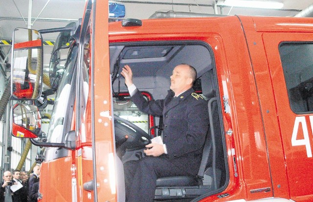Nowy strażacki mercedes został zakupiony dzięki finansowemu wsparciu ze strony Unii Europejskiej