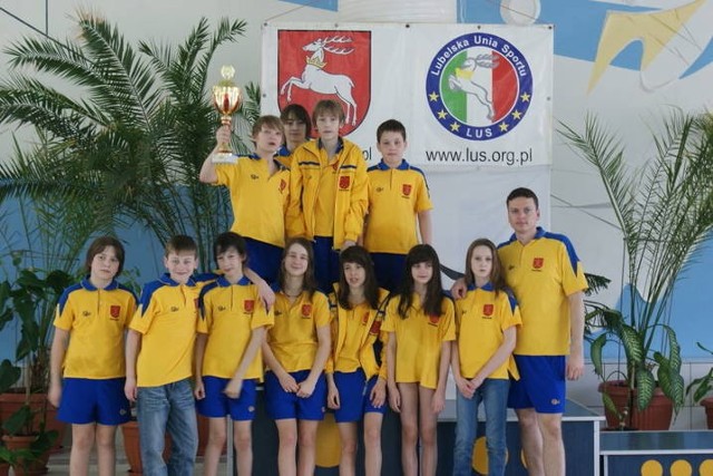 12-latki Fali Kraśnik zajęli drużynowo I miejsce. Na zdjęciu z trenerem Mariuszem Kwietniewskim.