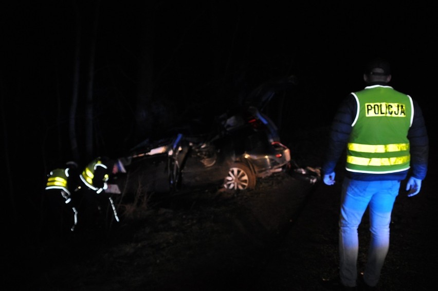 Wypadek: na trasie Śrem - Gaj dachowało auto. Dwie osoby w...