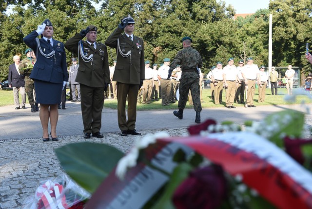 W dniu 74. rocznicy wybuchu Powstania Warszawskiego w Toruniu przygotowano szereg wydarzeń upamiętniających to wydarzenie. Oprócz tradycyjnej uroczystości wojskowej przy placu Rapackiego, zaplanowano także specjalny koncert na dziedzińcu Ratusza Staromiejskiego. Zobaczcie zdjęcia!

Zobacz także: Weekend w Toruniu. Imprezy w Sugar Club [27-28.07 - ZDJĘCIA]

74. rocznica wybuchu Powstania Warszawskiego w Toruniu [ZDJĘCIA]