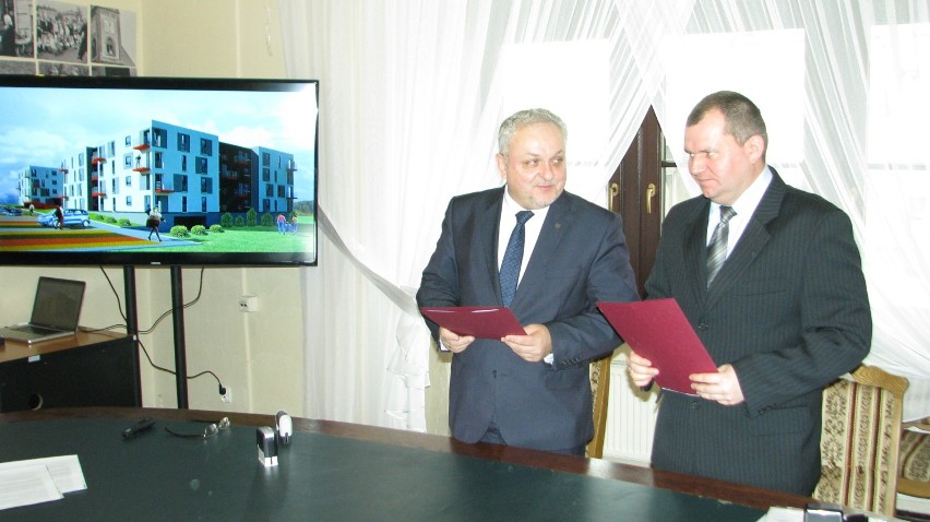 Arkadiusz Czech i Sławomir Nowak podczas podpisywania umowy