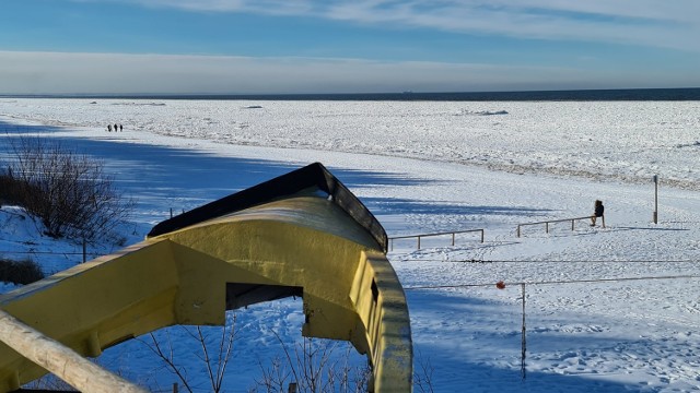 Zlodzenie Bałtyku wciąż postępowało. Na plażach Mierzei Wiślanej zaobserwować można było lodowe fale. Morze w krytycznych punktach zamarzło nawet do 300 metrów od brzegu.