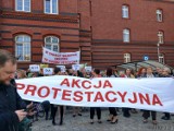 Pracownicy opolskich sądów protesowali w czwartek przeciwko niskim zarobkom i żądali podwyżek płac