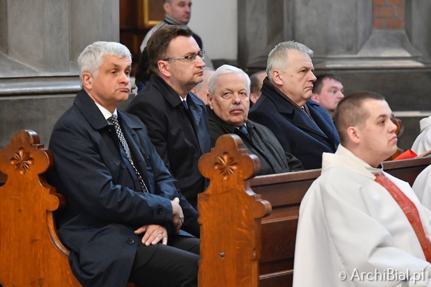 Abp Edward Ozorowski wraz z kapłanami wiernymi świętował...