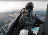 Poczuj się jak pilot F-16. Fenomenalna panorama Warszawy 360 z kabiny myśliwca [WIDEO]