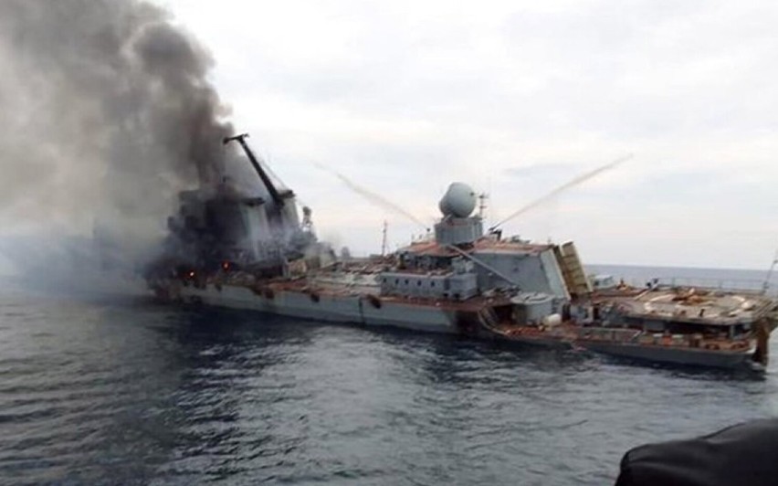 Krążownik "Moskwa" chwile przed zatonięciem.