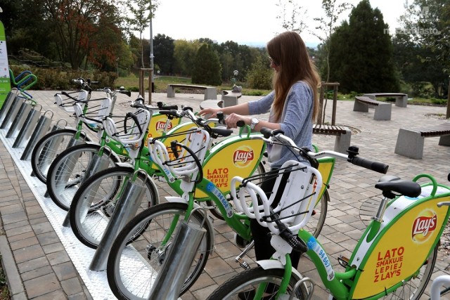 Dobra wiadomość dla mieszkańców okolic ulic Rugiańskiej, Komuny Paryskiej i Wilczej. Przy Stawie Brodowskim rozpoczęła pracę 83 stacja Bike_S. W środę odbył się odbiór techniczny. Stacja jest sprawna, można z niej korzystać. Pieniądze na "Staw Brodowski" zostały wygospodarowane po rozliczeniu tegorocznej rozbudowy Bike_S.

Co szczecinianie sądzą o rowerze miejskim?
