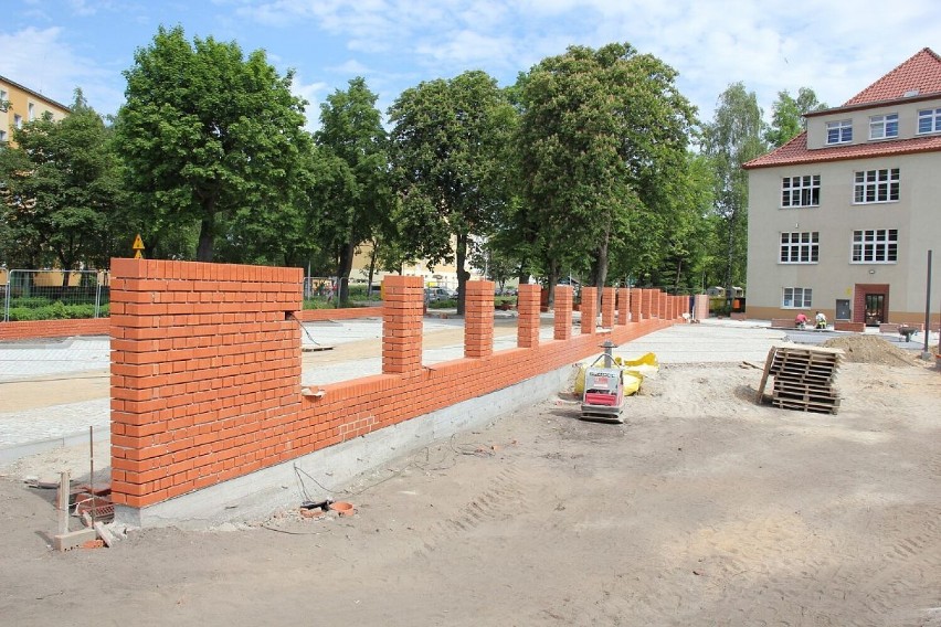 Otoczenie Szkoły Podstawowej nr 1 mocno się zmienia. Trwa przebudowa placu przed szkołą