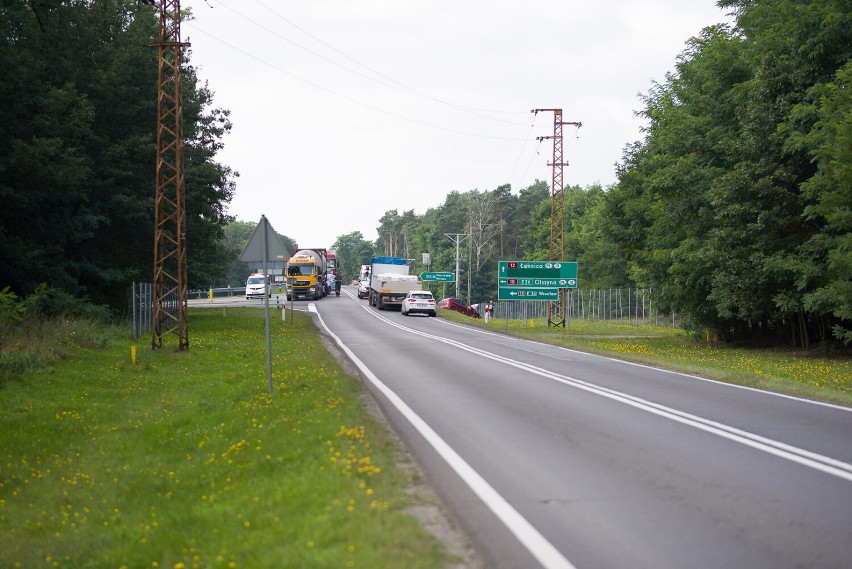 Wypadek przy zjeździe na DK 18 przed Królowem na trasie Żary...