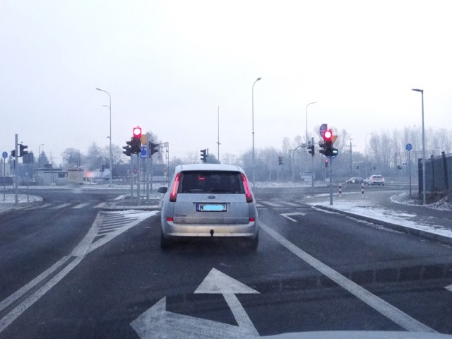 Przy skręcie w lewo na rondzie jadąc z ulicy Wjazdowej, trzeba czekać, aż przejedzie pociąg.