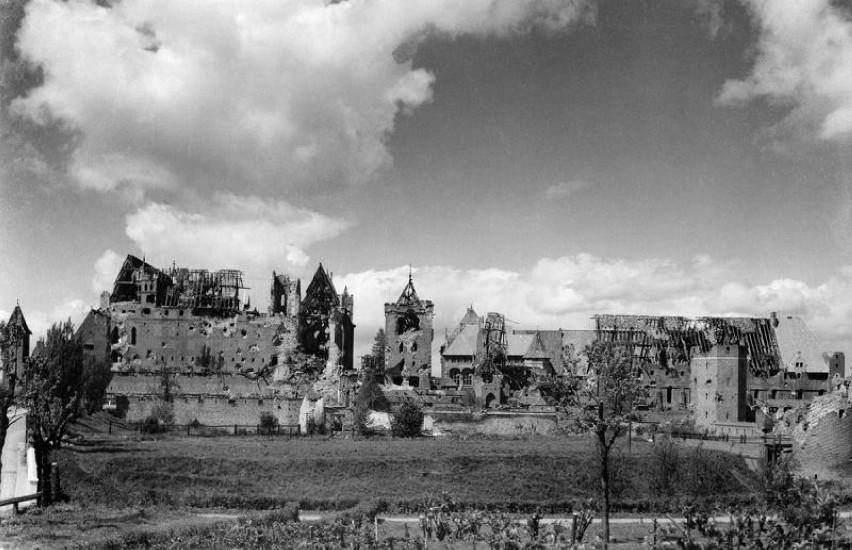 Zamek Malbork w latach 60. ubiegłego wieku. Odbudowa zniszczonej budowli uwieczniona na zdjęciach