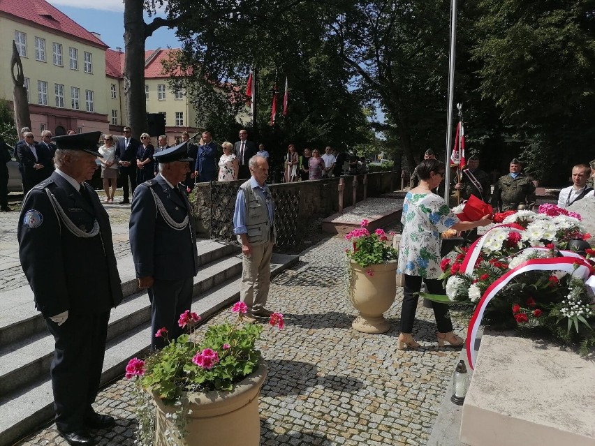 Obchody Święta Wojska Polskiego w Sandomierzu na Cmentarzu Katedralnym. Przy symbolicznych pomnikach złożono kwiaty i zapalono znicze