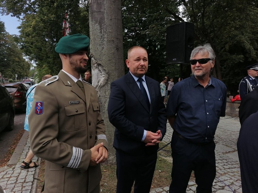 Obchody Święta Wojska Polskiego w Sandomierzu na Cmentarzu Katedralnym. Przy symbolicznych pomnikach złożono kwiaty i zapalono znicze